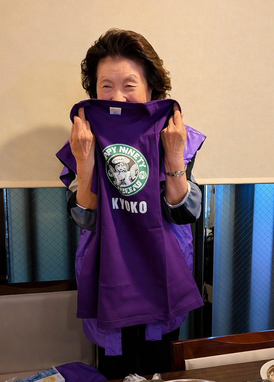 お祝いのTシャツもお気に召していただけたようで何よりです。また来年も、お二人おそろいで元気にお祝いできますことを楽しみにしております!