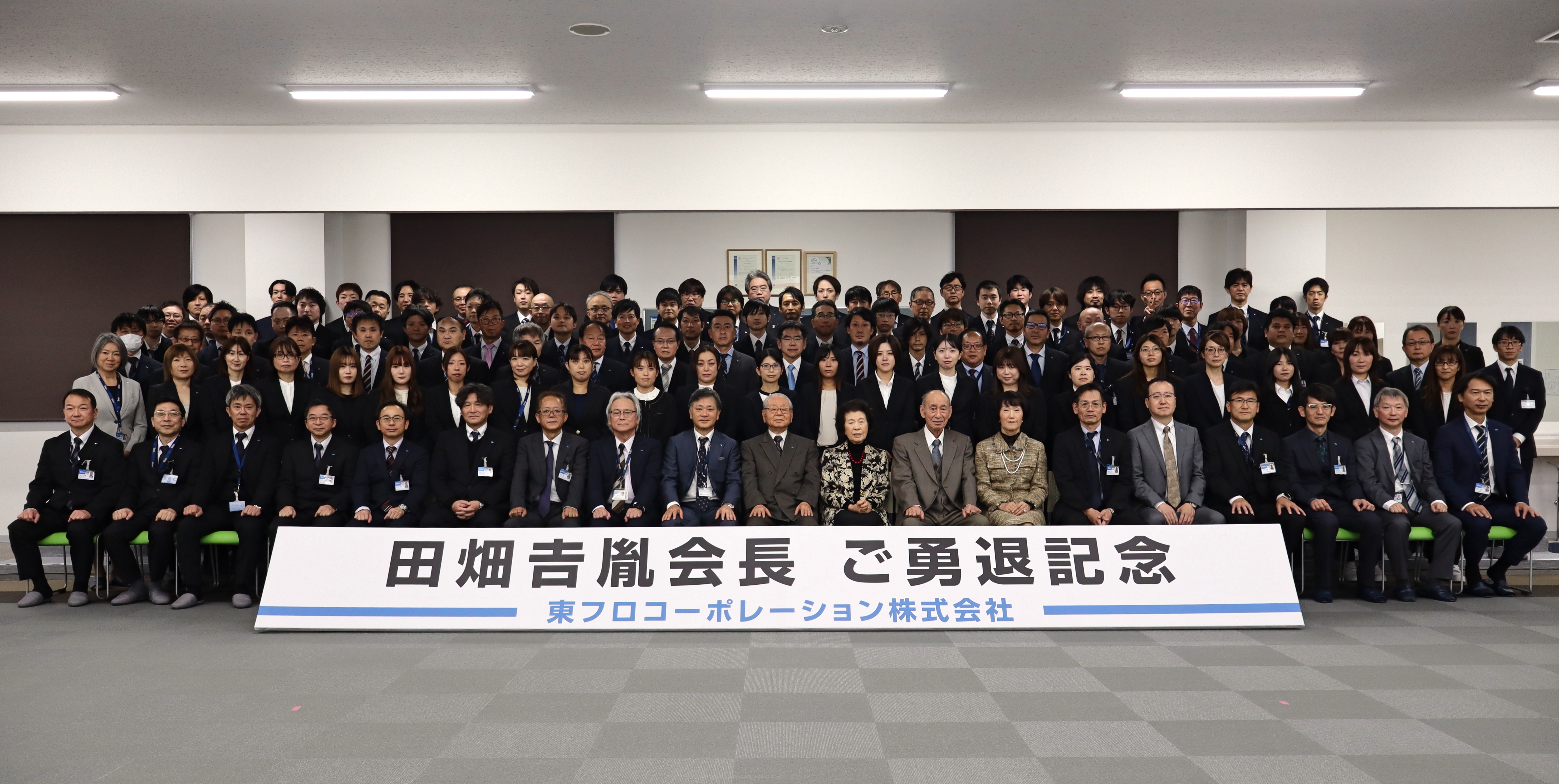 こちらは鹿児島地区での集合写真です。食事前（お酒が入る前）なので、皆さんまだしっかりしています（笑）
