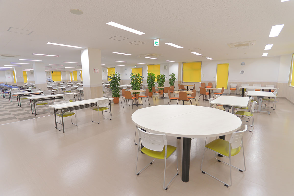 東京事業所の最上階のスペースでは、大人数での会議や昼食時の休憩スペースとして活用しています。